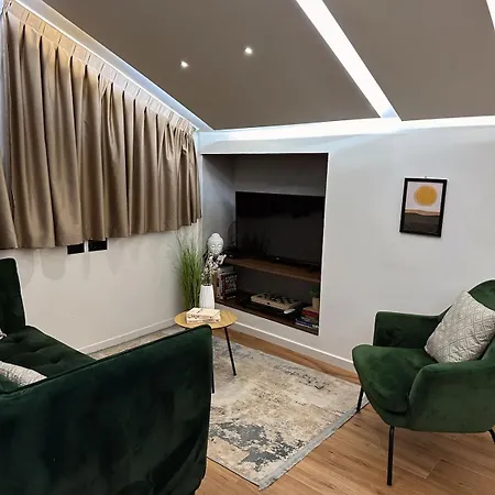 Center Blloku Modern Loft 02 地拉那