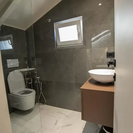 Center Blloku Modern Loft 02 地拉那